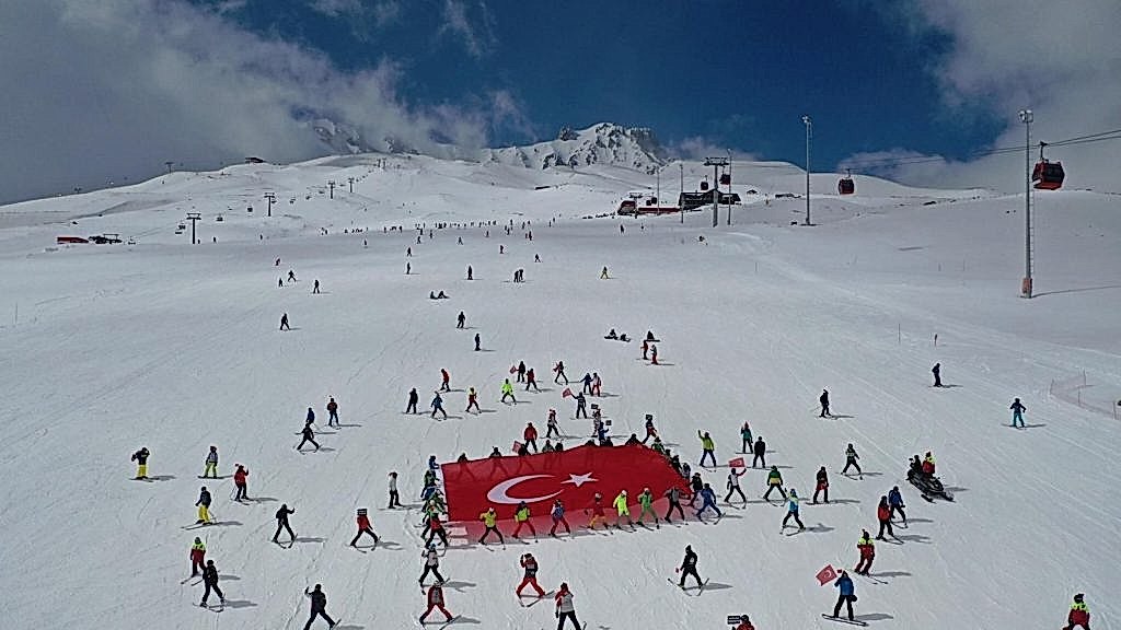 Tüm Şehitlerimiz Anısına Erciyes'te dev bayraklı anma